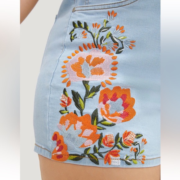 BloomChic Plus Size 2XL High Rise Light Wash Floral Embroidered Denim Shorts - Picture 4 of 7